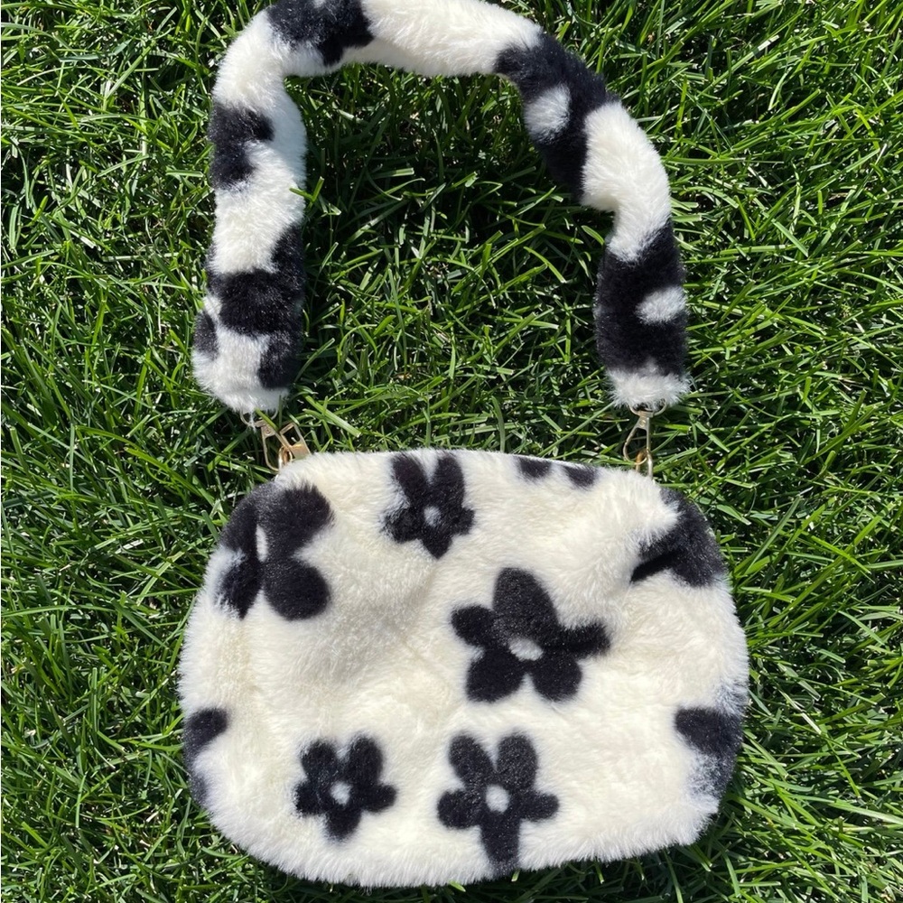 Daisy Print Fluffy Purse – Cute & Cozy!